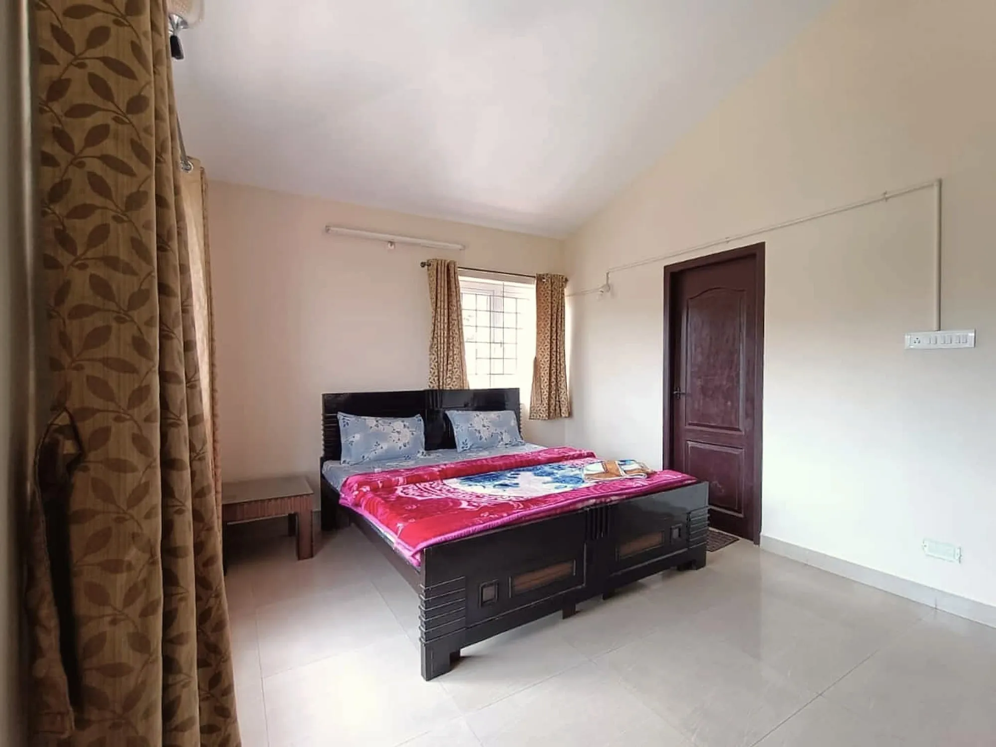 Bedroom 3, queen bed