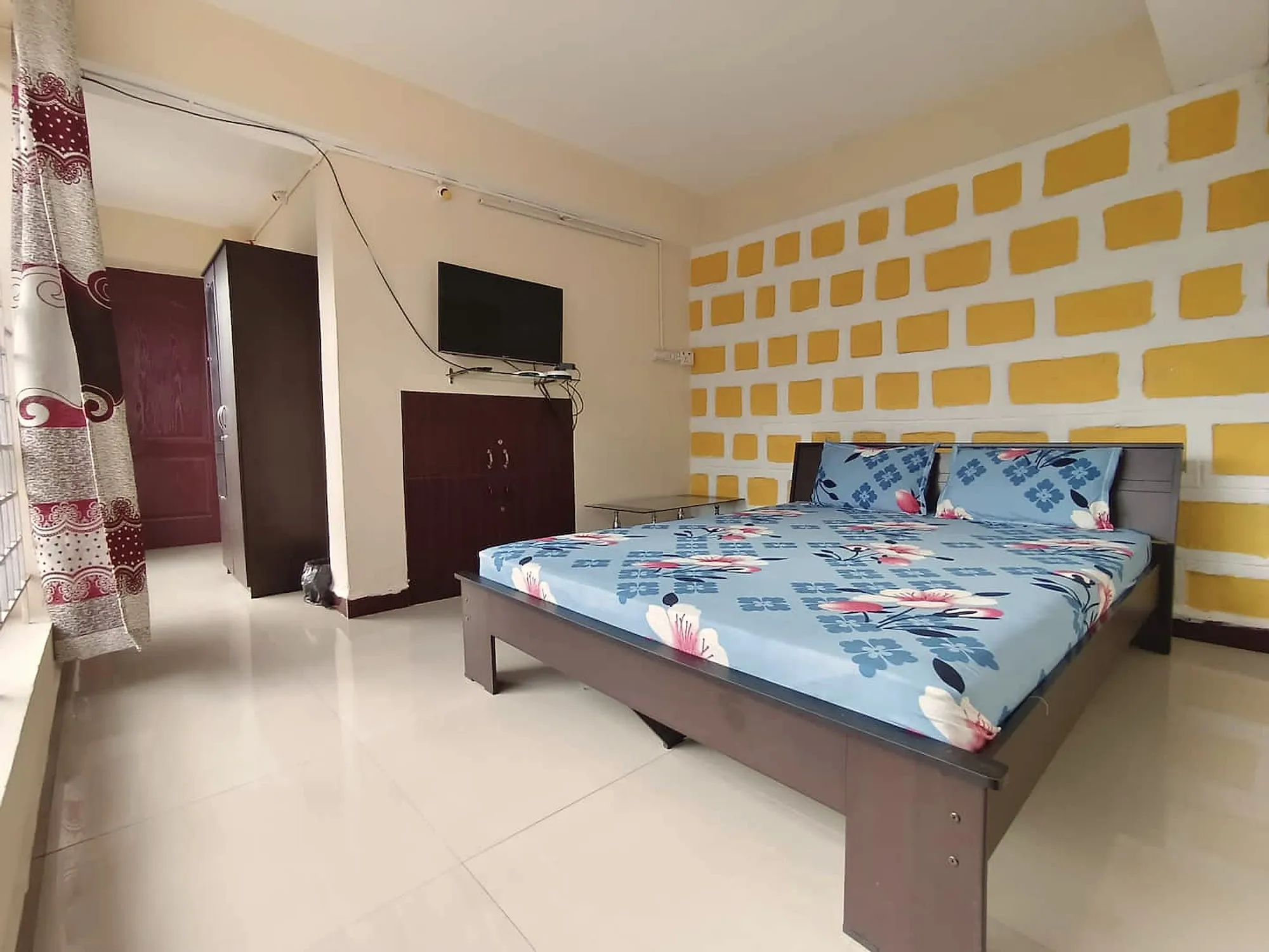 Bedroom 4, queen bed